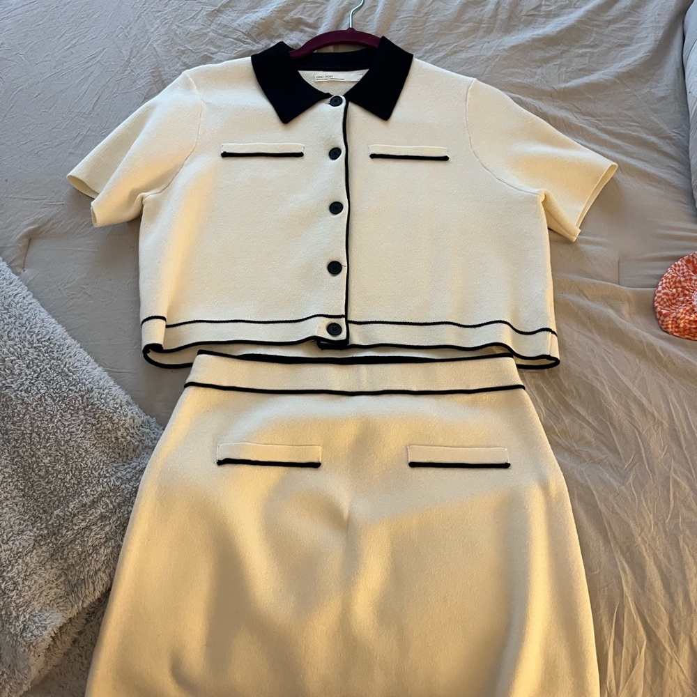 Adorable 2 piece skirt set. Black and white!